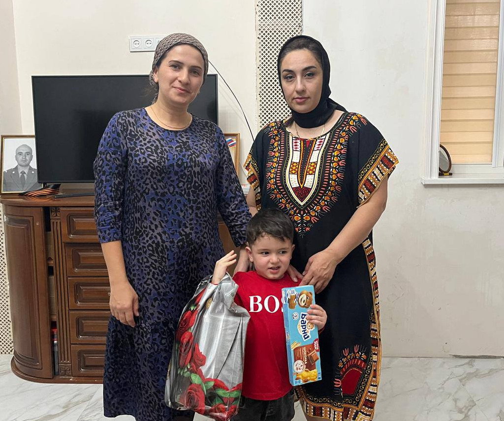 В рамках акции более 100 детей погибших участников специальной военной операции проживающих в Дербентском районе, получили подарки к празднику.